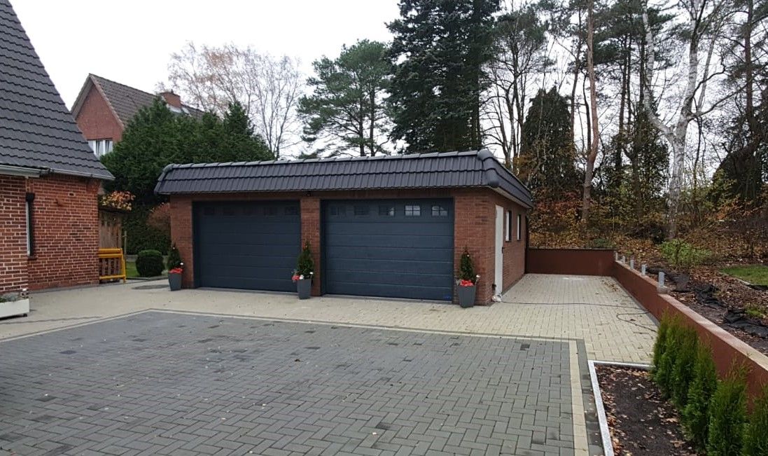 Foto einer Doppelgarage mit Klinger und Sektionaltoren. Angefertigt durch MS Garagenbau