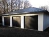 Foto einer isolierten Dreiergarage mit 3 Toren und Walmdach. Maßanfertigung der MS Garagenbau GmbH