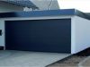 Foto einer Dopplegarage mit einfachem Sektioinator und Flachdach. Angefertigt von der MS Garagenbau GmbH