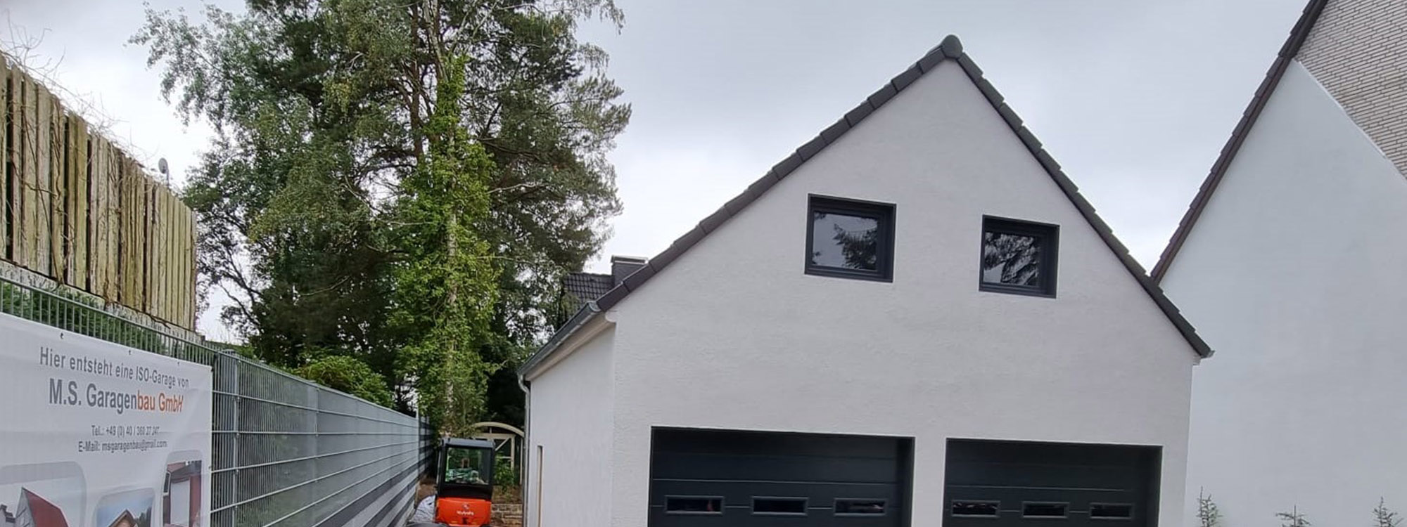 Das Bild zeigt individuell geplante Satteldachgaragen von M.S. Garagenbau, klassische Garagendachform im zeitlosen Design´. Unter einem Satteldach versteht man die klassische Spitzdachform.