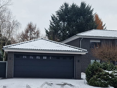 Optimal geplante Großraumgaragen nach Wunsch von M.S. Garagenbau GmbH in Hamburg und bundesweit. Individuelle ISO-Garagen, die allen Anforderungen gerecht werden. Dieses Foto zeigt eine individuelle ISO-Garage in Klinkerbauweise mit grauem Klinker. Auch hier wurde viel Wert auf die individuelle Planung und eine passende Architektur gelegt.