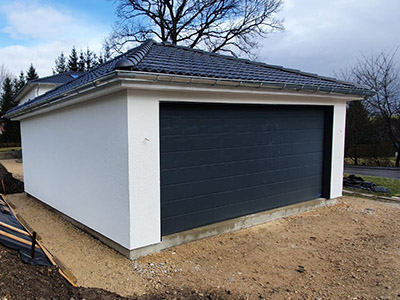 Walmdach-Garage von M.S. Garagenbau: Harmonische Anpassung an Ihre Umgebung. Individuell geplante Lösungen für stilvolle Garagen. Hier sieht man eine individuelle Walmdach-Garage von M.S. Garagenbau, die sich harmonisch in die Umgebung einfügt.