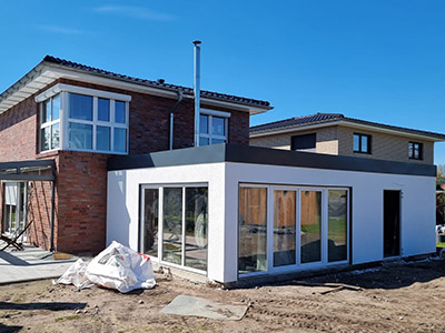 M.S. Garagenbau GmbH bietet maßgeschneiderte Großraumgaragen – individuell geplant und isoliert. Ihr Experte für ISO-Garagen in Hamburg und ganz Deutschland. Die abgebildete Großraumgarage verfügt neben viel Stauraum auch über mehrere große Fenster. So wird aus einer Garage auch ein Kellerersatzraum mit Tageslicht.