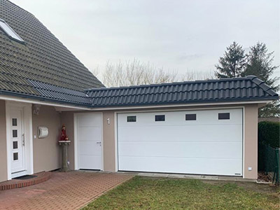 Dieses Foto zeigt eine individuell geplante Garage, die exakt wie das angrenzende Haus verputzt und in beige Farbe gestrichen wurde. Durch eine individuelle Planung kann die M.S. Garagenbau GmbH auf solche Bedürfnisse eingehen.