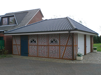 Harmonische Walmdach-Garage: Maßgeschneidert von M.S. Garagenbau. Perfekte Integration in die Umgebung mit individuellem Design. Zu sehen ist eine harmonisch integrierte Walmdach-Garage, maßgeschneidert von M.S. Garagenbau für eine perfekte Anpassung an die Umgebung.