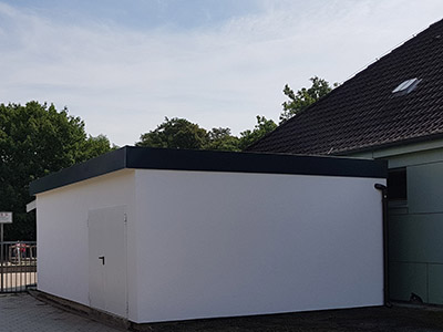 Clevere Garagenlösungen für mehr Stauraum mit individuell gestalteten Garagen von M.S. Garagenbau GmbH – Ihr Experte für ISO-Garagen Auf diesem Foto sehen Sie eine großzügig bemessene, weiß verputzte Garage, die reichlich Stauraum bietet. Perfekt geeignet für Häuser, die nicht unterkellert werden können.
