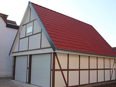 Abgebildet ist eine zeitlose Satteldachgarage von M.S. Garagenbau in Hamburg mit klassischem und maßgefertigtes Design.