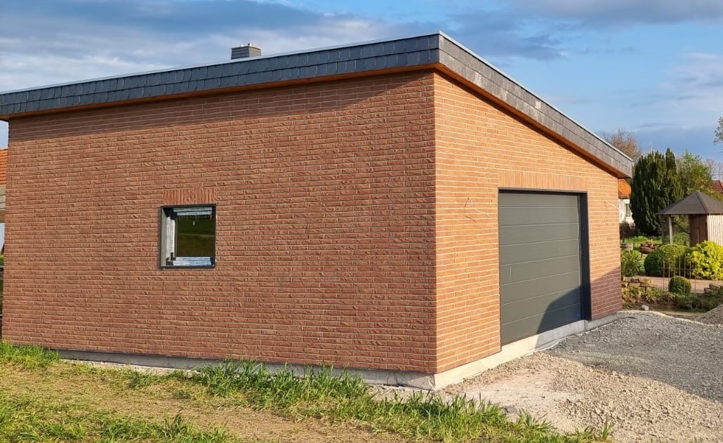 Auf dem Bild ist eine moderne Pultdachgarage zu sehen.